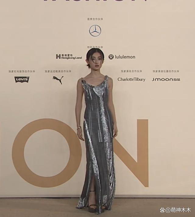 女明星时尚盛典太拼了！热巴造型又被吐槽，娜扎赢麻了
