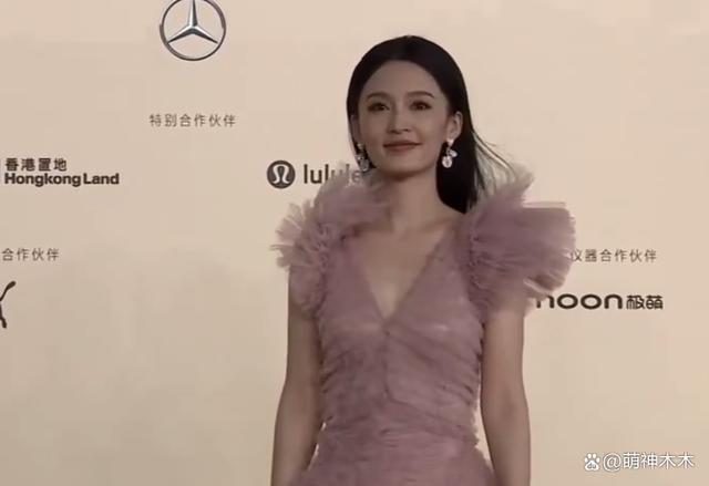 女明星时尚盛典太拼了！热巴造型又被吐槽，娜扎赢麻了