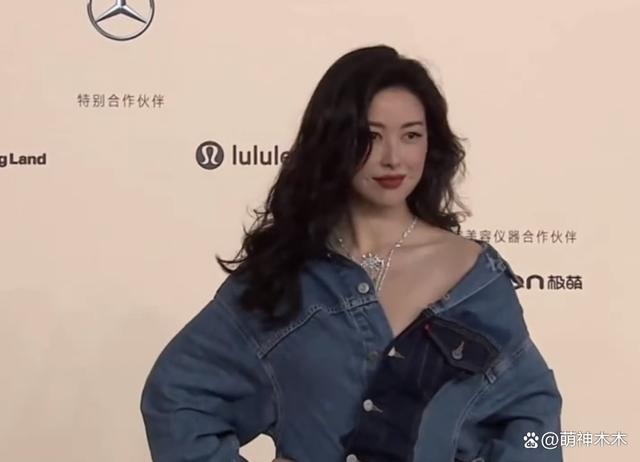 女明星时尚盛典太拼了！热巴造型又被吐槽，娜扎赢麻了