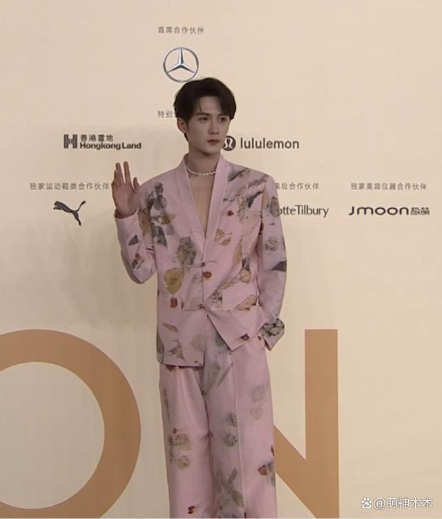 女明星时尚盛典太拼了！热巴造型又被吐槽，娜扎赢麻了