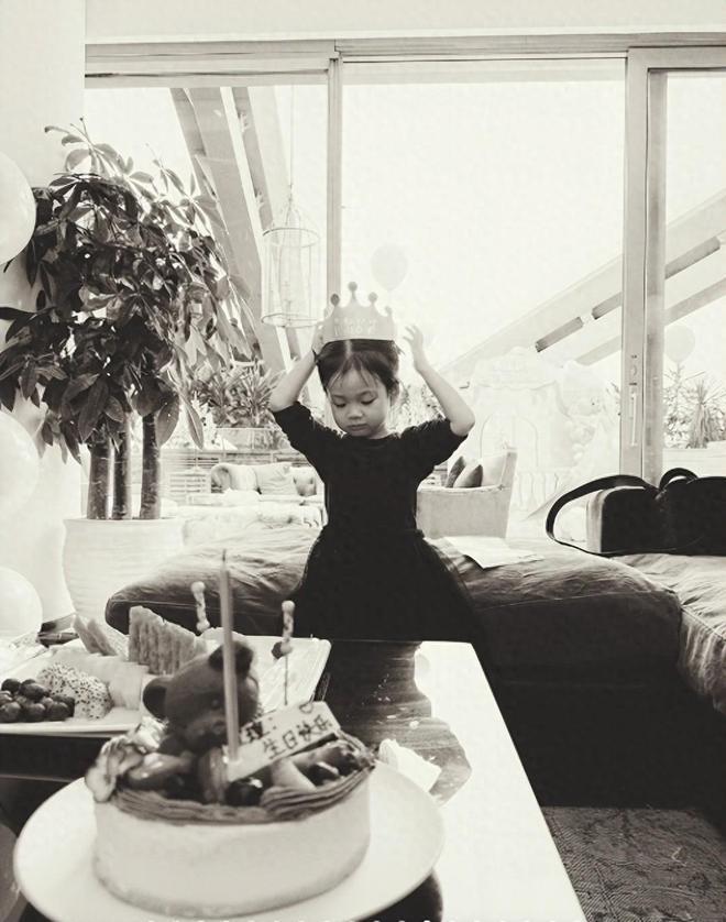 王阳为女儿庆生开心合影，被调侃是“女儿奴”