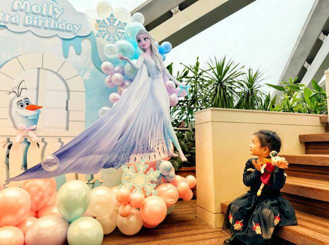 王阳为女儿庆生开心合影，被调侃是“女儿奴”