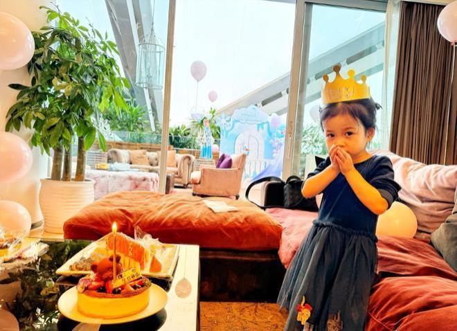 王阳为女儿庆生开心合影，被调侃是“女儿奴”