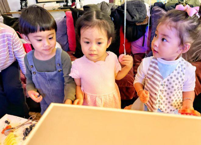 王阳为女儿庆生开心合影，被调侃是“女儿奴”