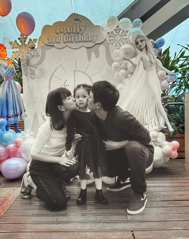 王阳为女儿庆生开心合影，被调侃是“女儿奴”