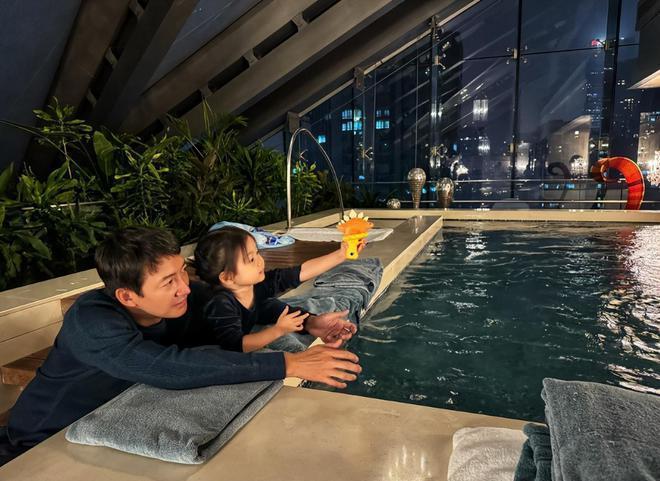 王阳为女儿庆生开心合影，被调侃是“女儿奴”