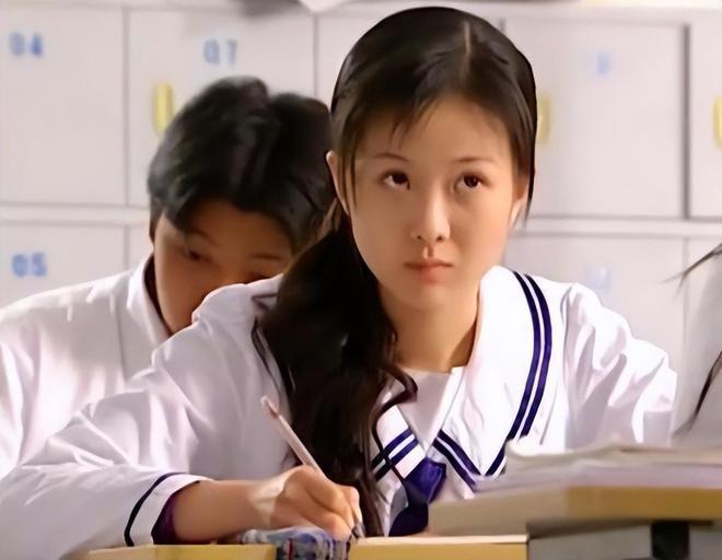 王阳为女儿庆生开心合影，被调侃是“女儿奴”