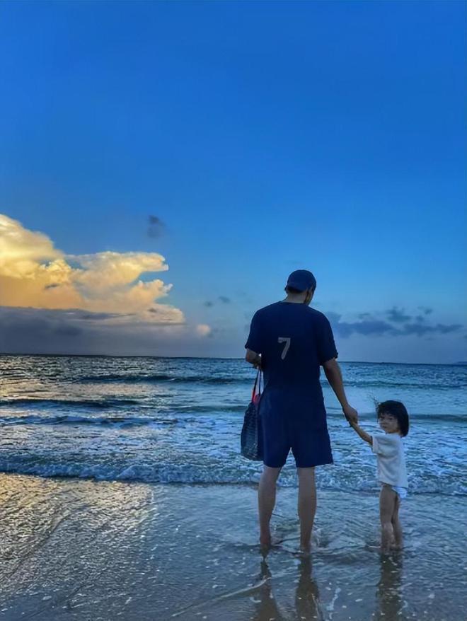 王阳为女儿庆生开心合影，被调侃是“女儿奴”