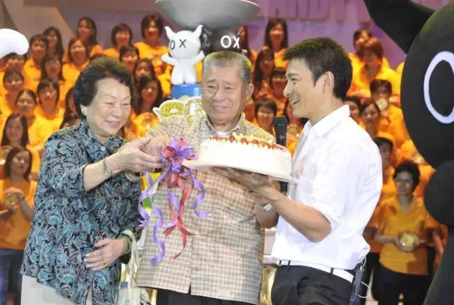 刘德华父亲病逝，曾患膀胱癌，华仔悲痛证实：正处理他的身后事