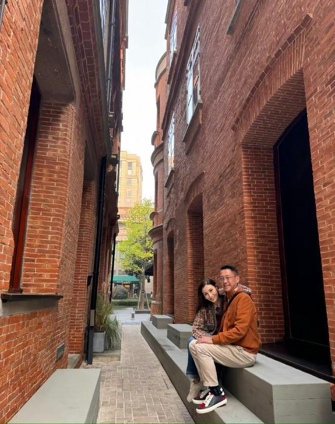 李嘉欣晒照庆祝结婚15周年 与许晋亨街头高调撒糖