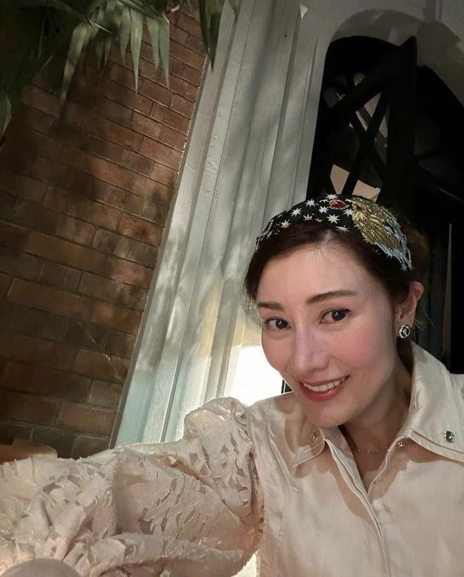 李嘉欣晒照庆祝结婚15周年 与许晋亨街头高调撒糖