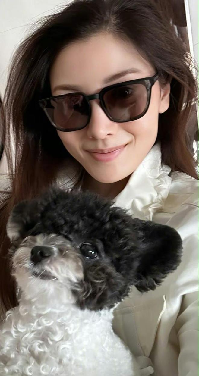 李嘉欣晒照庆祝结婚15周年 与许晋亨街头高调撒糖