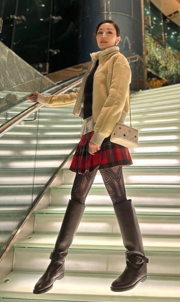 李嘉欣晒照庆祝结婚15周年 与许晋亨街头高调撒糖