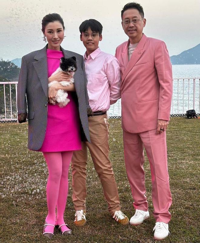 李嘉欣晒照庆祝结婚15周年 与许晋亨街头高调撒糖