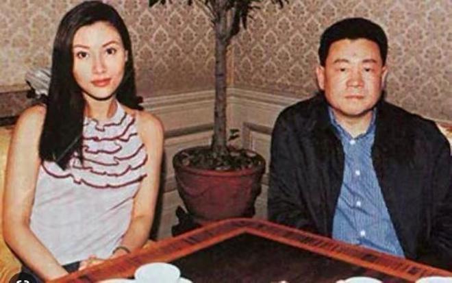 李嘉欣晒照庆祝结婚15周年 与许晋亨街头高调撒糖