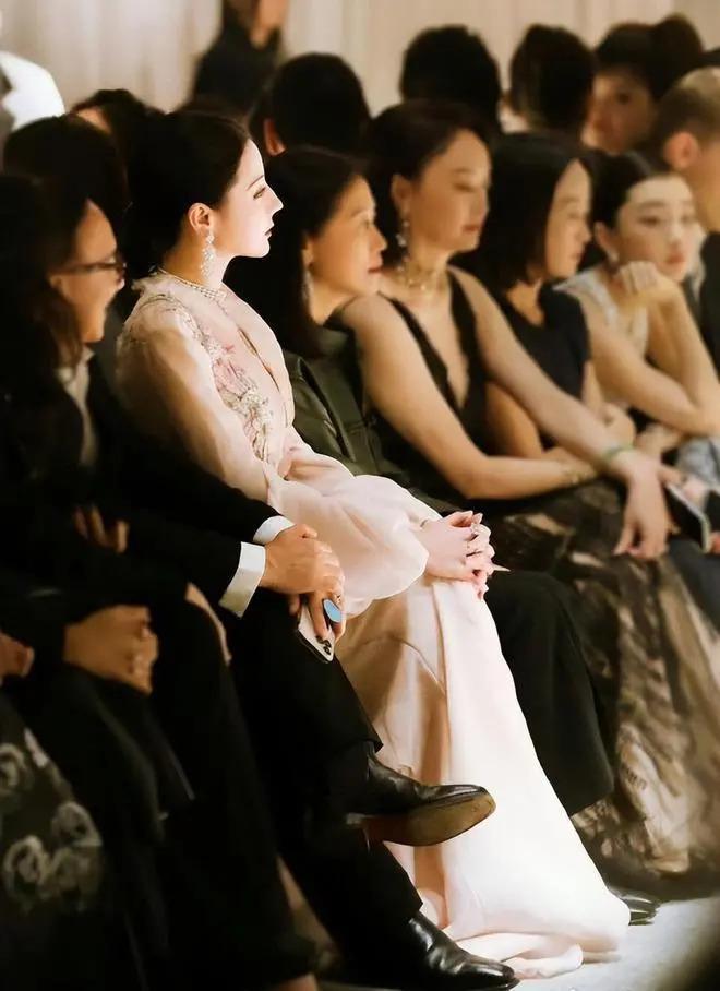 Vogue盛典红毯：娜扎碾压热巴，奚梦瑶超模归来