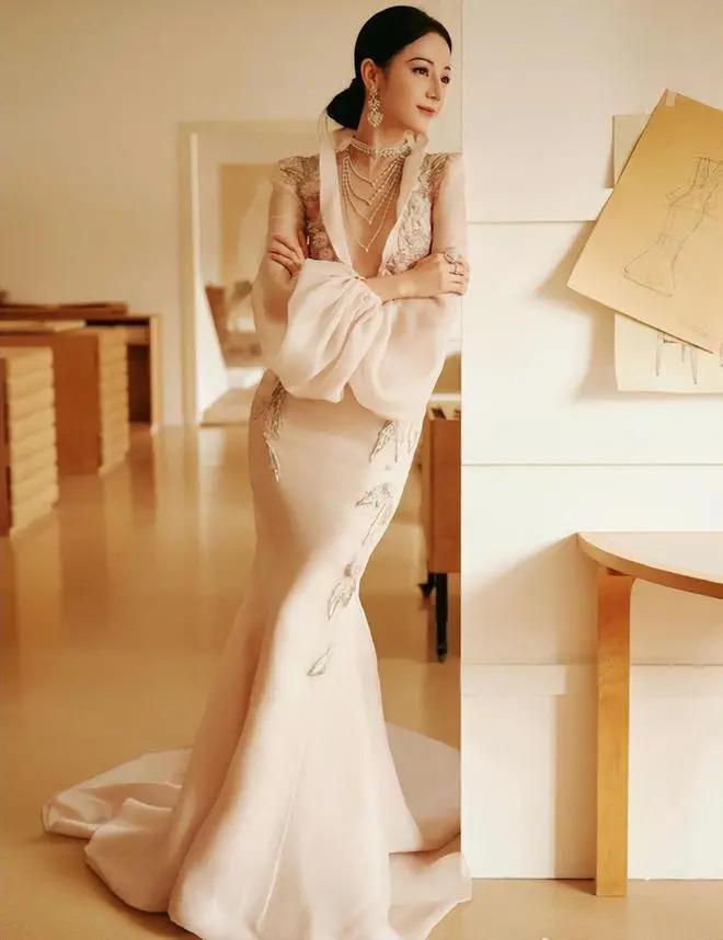 Vogue盛典红毯：娜扎碾压热巴，奚梦瑶超模归来