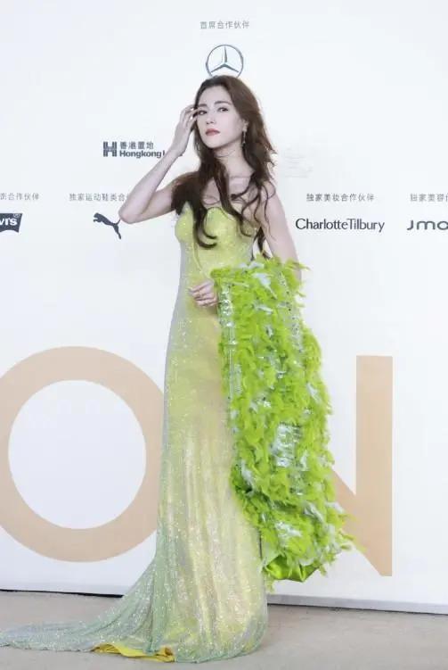 Vogue盛典红毯：娜扎碾压热巴，奚梦瑶超模归来