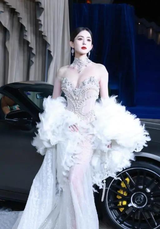 Vogue盛典红毯：娜扎碾压热巴，奚梦瑶超模归来