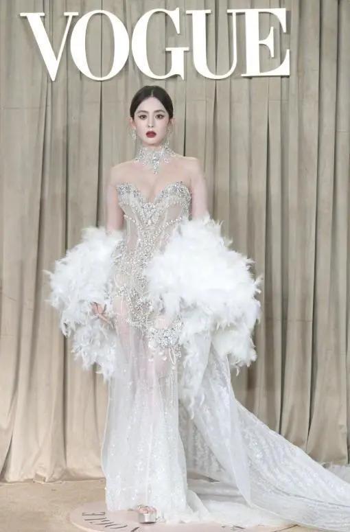 Vogue盛典红毯：娜扎碾压热巴，奚梦瑶超模归来