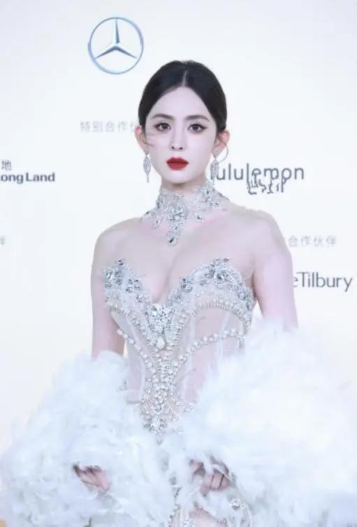 Vogue盛典红毯：娜扎碾压热巴，奚梦瑶超模归来