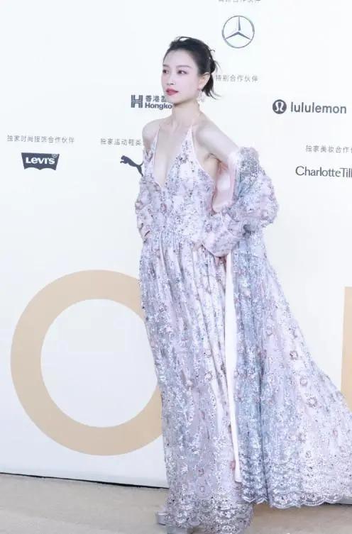 Vogue盛典红毯：娜扎碾压热巴，奚梦瑶超模归来