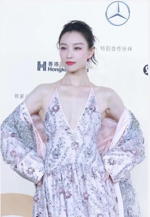 Vogue盛典红毯：娜扎碾压热巴，奚梦瑶超模归来