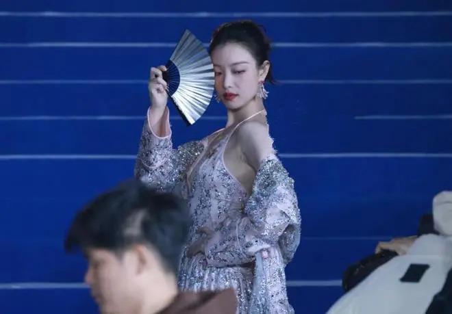 Vogue盛典红毯：娜扎碾压热巴，奚梦瑶超模归来