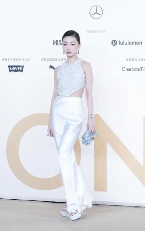 Vogue盛典红毯：娜扎碾压热巴，奚梦瑶超模归来