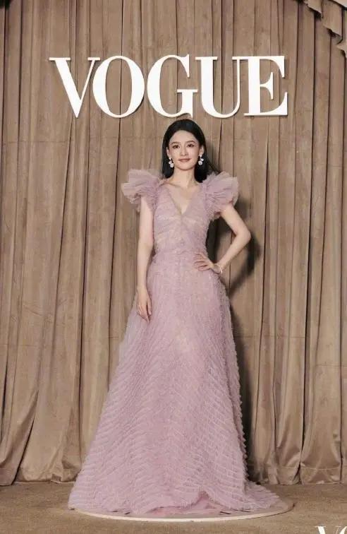 Vogue盛典红毯：娜扎碾压热巴，奚梦瑶超模归来