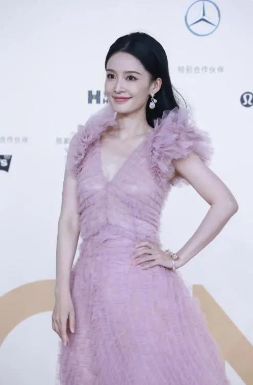 Vogue盛典红毯：娜扎碾压热巴，奚梦瑶超模归来