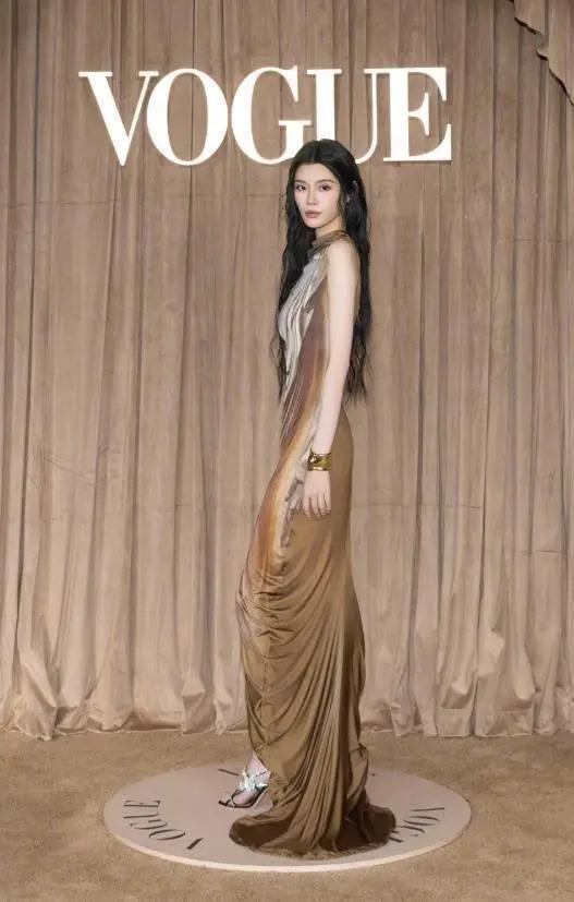 Vogue盛典红毯：娜扎碾压热巴，奚梦瑶超模归来