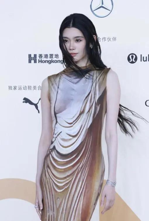 Vogue盛典红毯：娜扎碾压热巴，奚梦瑶超模归来