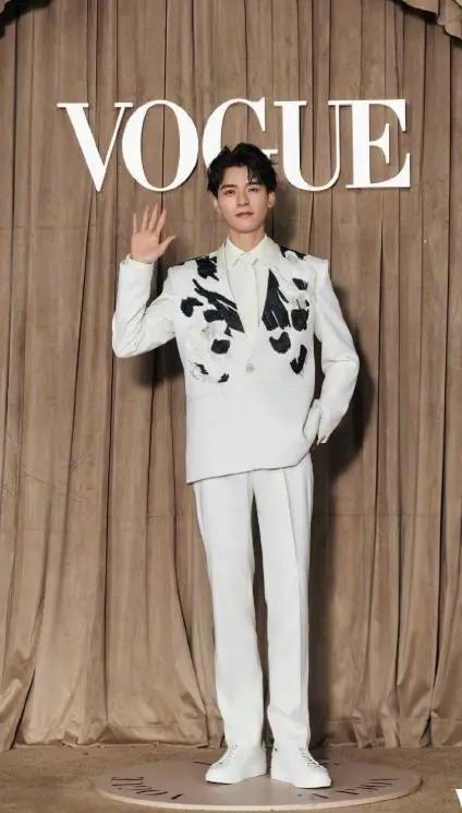 Vogue盛典红毯：娜扎碾压热巴，奚梦瑶超模归来