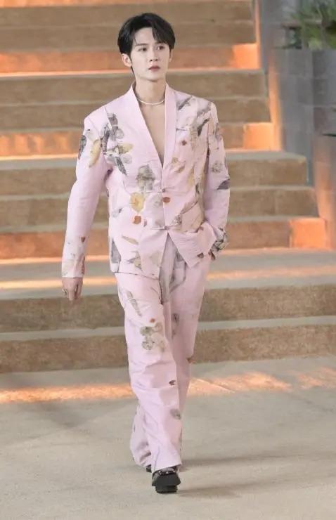 Vogue盛典红毯：娜扎碾压热巴，奚梦瑶超模归来