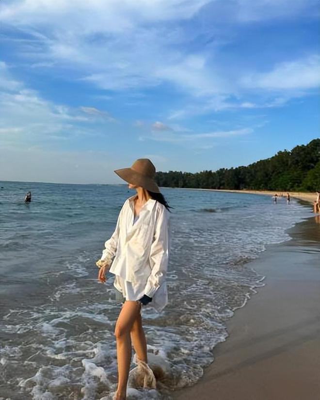 杨紫晒国外旅行照，元气又少女，大长腿十分抢镜