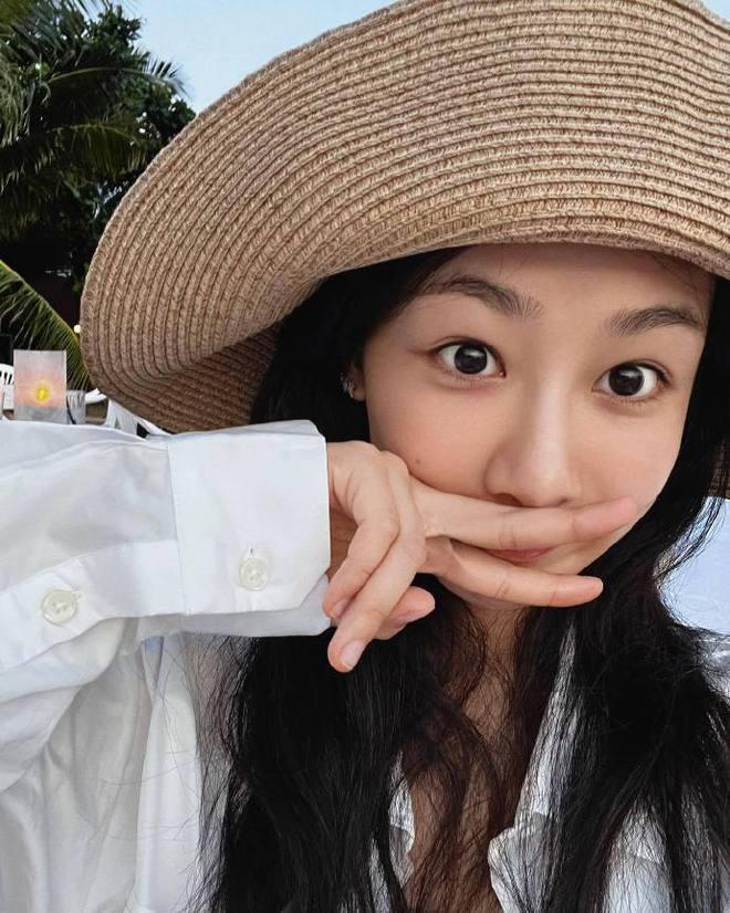 杨紫晒国外旅行照，元气又少女，大长腿十分抢镜