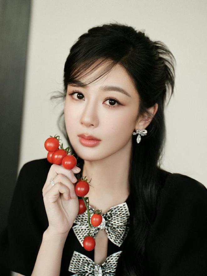杨紫晒国外旅行照，元气又少女，大长腿十分抢镜