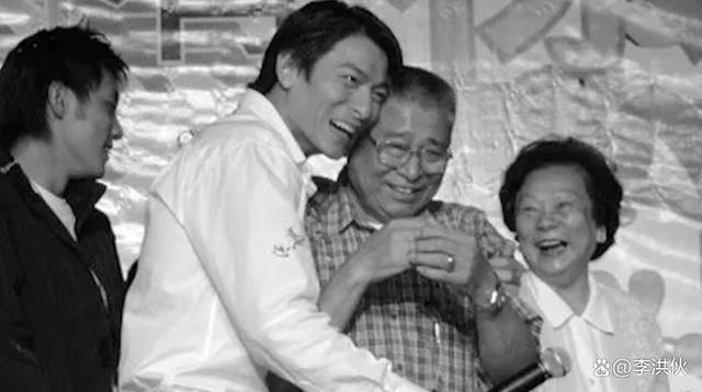 刘德华父亲病逝，华仔悲痛证实：正在处理身后事