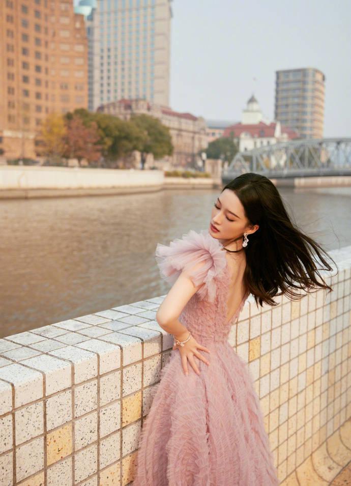 甜美迷人！李沁穿裸粉色露背纱裙像花一样