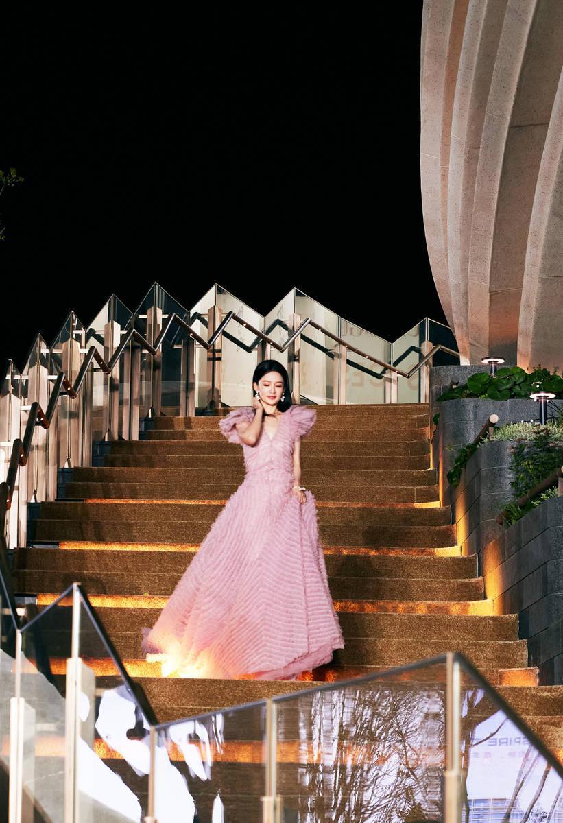 甜美迷人！李沁穿裸粉色露背纱裙像花一样