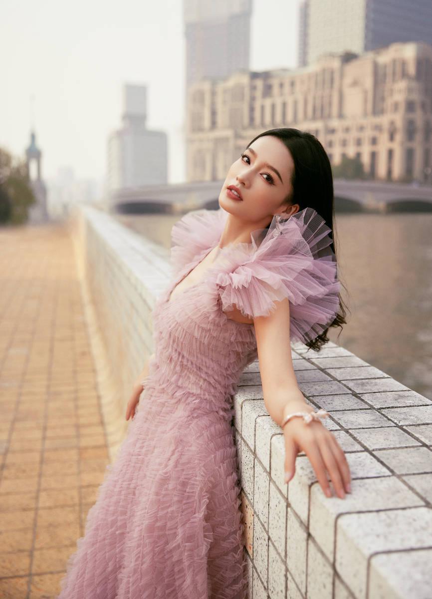 甜美迷人！李沁穿裸粉色露背纱裙像花一样