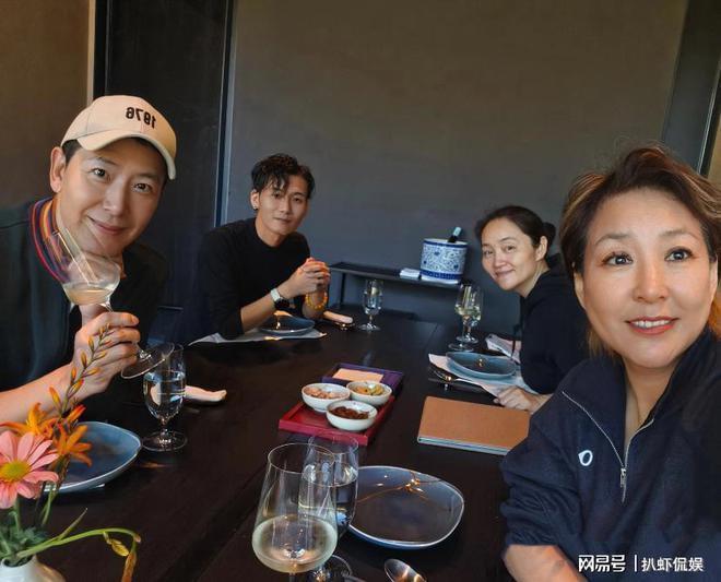 李静为戴军庆生，两人游植物园品美食，二十年友谊简单纯粹