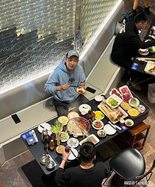 李静为戴军庆生，两人游植物园品美食，二十年友谊简单纯粹