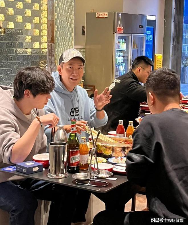 李静为戴军庆生，两人游植物园品美食，二十年友谊简单纯粹