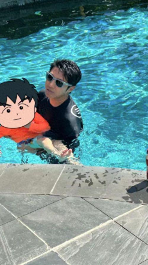 撒贝宁三亚被偶遇，教儿女游泳，被赞是好爸爸