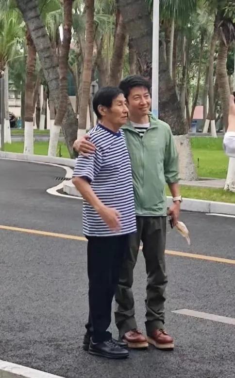 撒贝宁三亚被偶遇，教儿女游泳，被赞是好爸爸