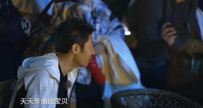 撒贝宁三亚被偶遇，教儿女游泳，被赞是好爸爸