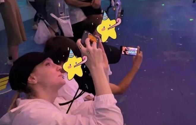 撒贝宁三亚被偶遇，教儿女游泳，被赞是好爸爸