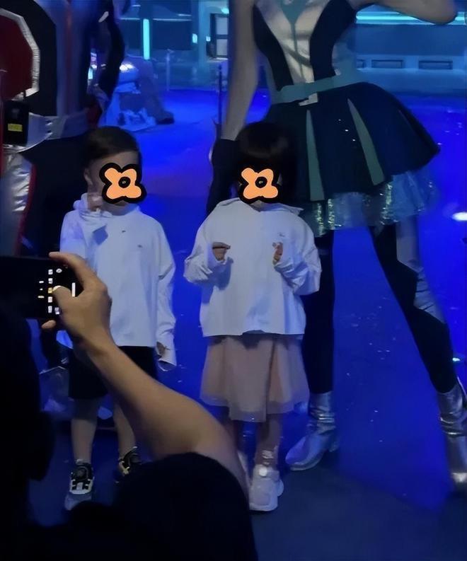 撒贝宁三亚被偶遇，教儿女游泳，被赞是好爸爸